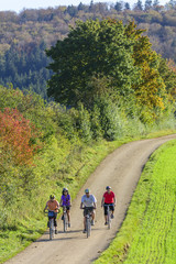 Obraz premium gemeinsam mit dem Rad in der Natur unterwegs