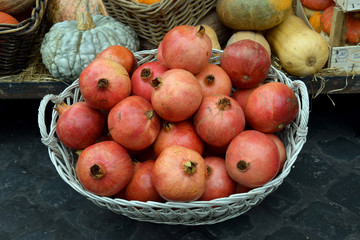 Granatapfel Korb und Kürbis