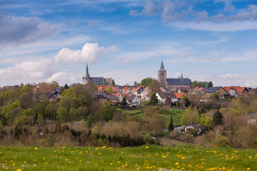 Frühling in Obermarsberg mit seinen Kirchen