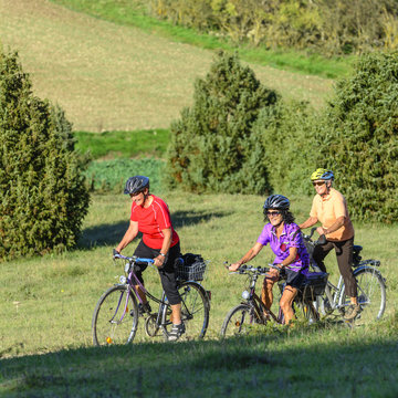 Drei ältere Frauen beim Radfahren