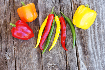 Paprika und Peperoni auf Holz, Textraum, copy space