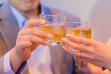 乾杯するカップル   © Taku