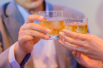 乾杯するカップル   © Taku