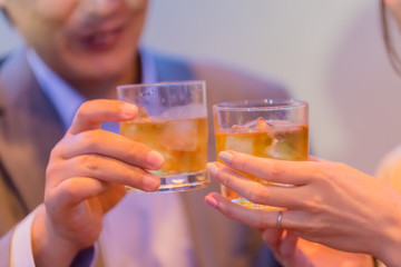 乾杯するカップル   © Taku