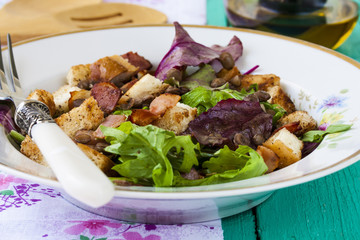 salad with bacon, lentils and croutons