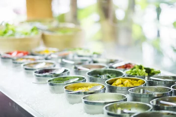  gemengde groente-ingrediënten in saladebar-display © TravelPhotography