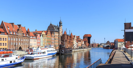 Gdańsk, nabrzeża Motławy - po lewej Długie Pobrzeże ze Starym Żurawiem, po prawej otwarte w 2014 roku nabrzeże Wyspy Spichrzów