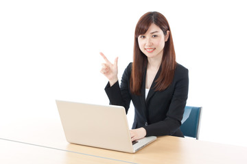 パソコン　仕事　OL　女性　笑顔　指差す　チェック