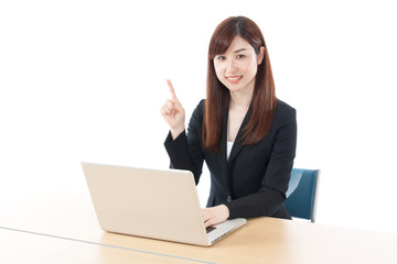 パソコン　仕事　OL　女性　笑顔　指差す　ポイント