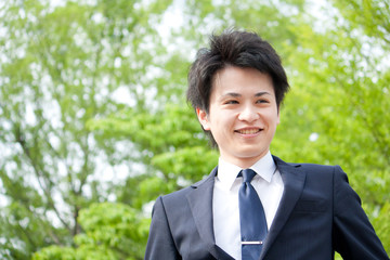 ビジネスマン　男性　笑顔　新緑