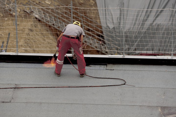 Addetto alla impermeabilizzazione del tetto di un edificio