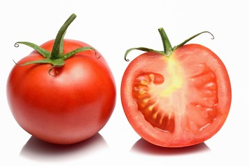 Pomodoro rosso tagliato a metà isolato e su sfondo bianco