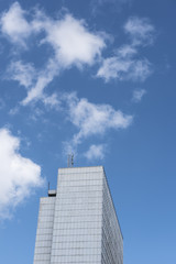 Fototapeta na wymiar white building with blue sky.