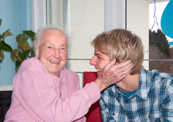 Alte Dame mit Teenager