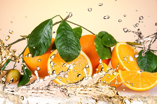 Fototapeta Orange fruits and Splashing water