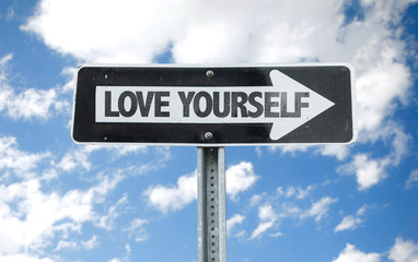 Obraz premium Love Yourself direction sign with sky background