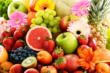 Poster Komposition mit verschiedenen Früchten © monticellllo