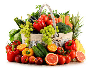 Légumes et fruits biologiques dans un panier en osier isolé sur blanc