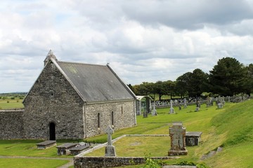 Fototapeta na wymiar Ruinen und Friedhof von Clonmacnoise.