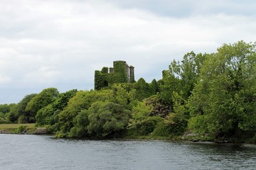 Fototapeta na wymiar Ruine am Lough Corrib.