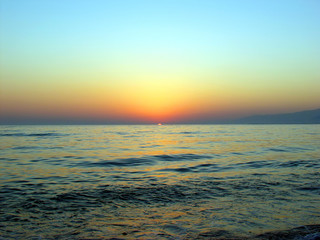 Fototapeta premium The sun sets over the sea