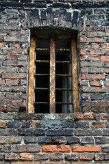 stare okno ściana z cegieł