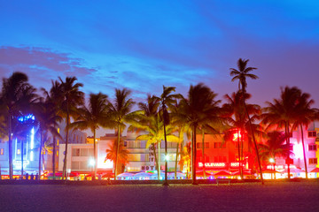 Naklejka premium Miami Beach na Florydzie, hotele i restauracje o zachodzie słońca na Ocean Drive, znane na całym świecie miejsce z życia nocnego, pięknej pogody i dziewiczych plaż