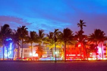 Tuinposter Miami Beach, Florida hotels en restaurants bij zonsondergang op Ocean Drive, wereldberoemde bestemming voor zijn nachtleven, mooi weer en ongerepte stranden © FotoMak