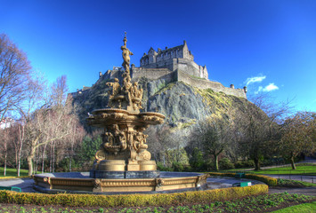 Edinburgh Castle in Scotland - obrazy, fototapety, plakaty