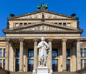 Fototapeta na wymiar Konzerthaus Berlin und Schillerstatue am Gendarmenmarkt (Deutschland)