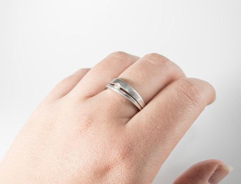 Hand einer Frau mit Ring am Mittelfinger