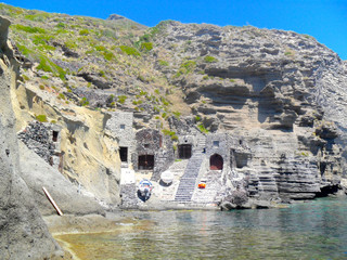 Anciens garages à bateaux dans la riche volcanique 