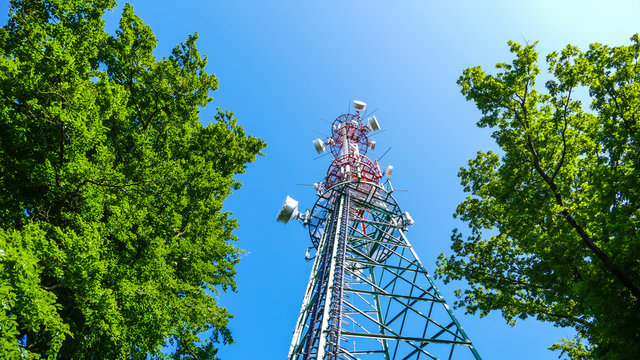 Sendeturm in der Sonne vor blauem Himmel