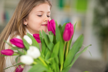 Obraz na płótnie Canvas girl with bouquet of spring flowers