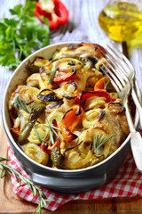 Chicken baked with bell pepper and onion.