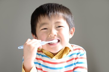 歯みがきする子供