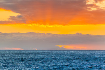 Fototapeta premium coucher de soleil sur la mer, île de la Réunion