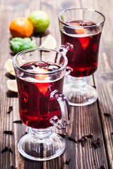 Mulled wine in the glasses