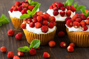 Cupcakes with wild strawberries and cream