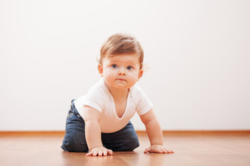 Cute baby boy crawling - obrazy, fototapety, plakaty