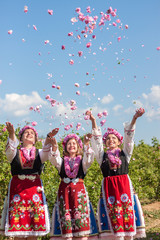 Naklejka premium Dziewczyny pozujące podczas festiwalu zrywania róż w Bułgarii