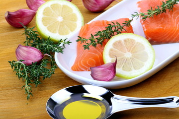Filetto di salmone con olio di oliva e timo