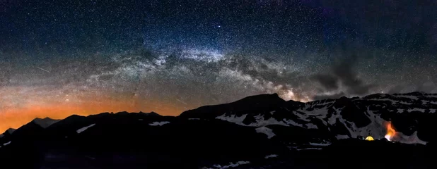  & 39 s Nachts kamperen in een tent onder het sterrenpanorama van de Melkweg © Baranov