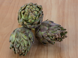 Obraz premium Raw artichokes