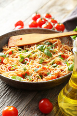 Spaghetti with tomatoes and basil