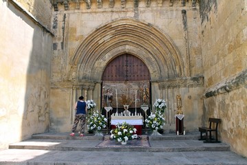 A las puertas.