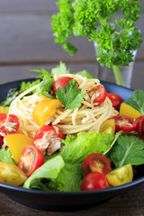 Cold spaghetti with tuna and fresh tomato