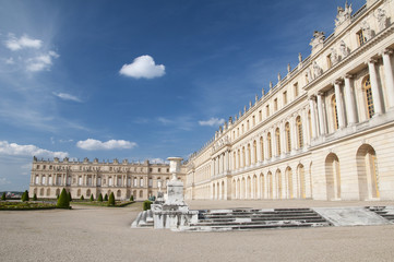 Fototapeta na wymiar Façades du château de Versailles par temps ensoleilé.