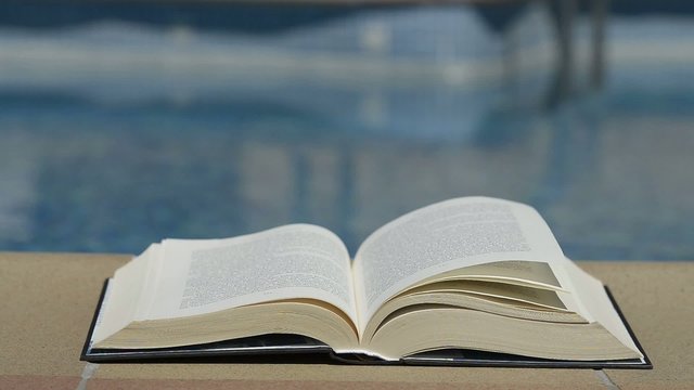Libro en una piscina