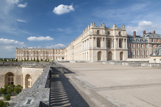 Façades du château de Versailles par temps ensoleilé.